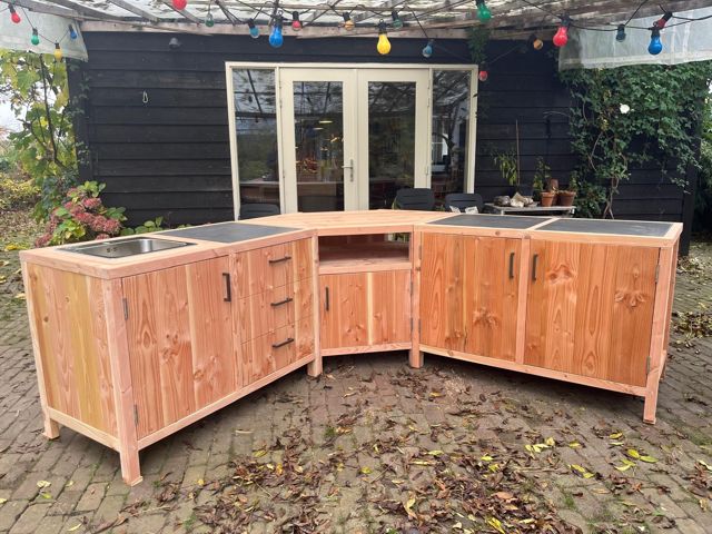 Buitenkeuken op maat in douglas hout met spoelbak en donker werkblad